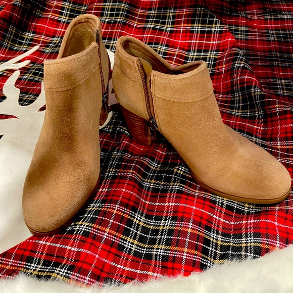 New in the box size 6.5 Koolaburra by Ugg camel color Ankle boots - Picture 1 of 4